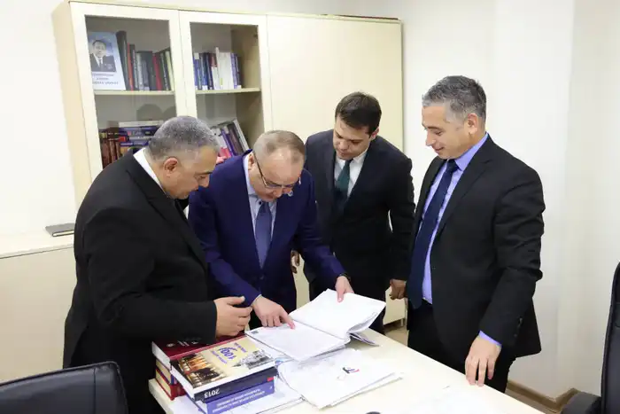 В рамках рабочей поездки в Азербайджанскую Республику делегация Высшего Судебного Совета во главе с Председателем Дмитрием Малаховым посетила ряд судов первой и апелляционной инстанций (9)