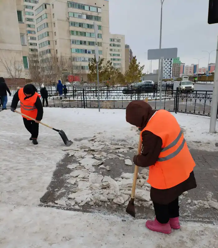 Около 3000 дорожных рабочих вышли на уборку снега с утра в Астане (3)