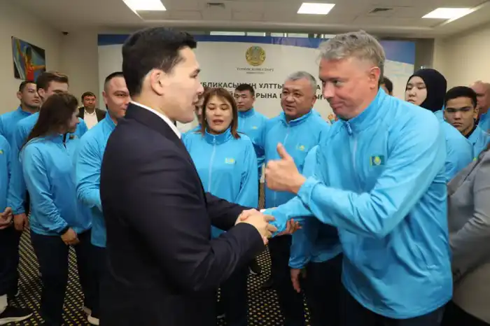 Ербол Мырзабосынов вручил Государственный флаг Казахстана национальной сборной в преддверии XXV Сурдлимпийских игр (5)