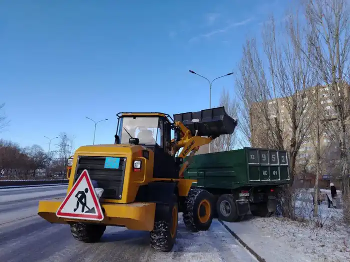 Более 2 700 дорожных рабочих заняты в снегоуборочных работах в Астане (5)