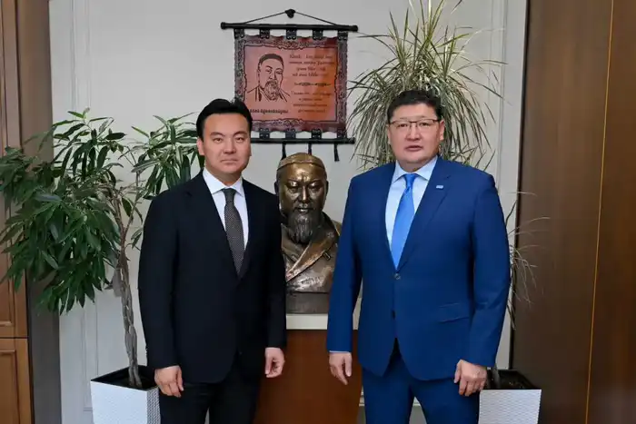 Аким области встретился с президентом Международного общества «Қазақ тілі» Рауаном Кенжеханулы (3)