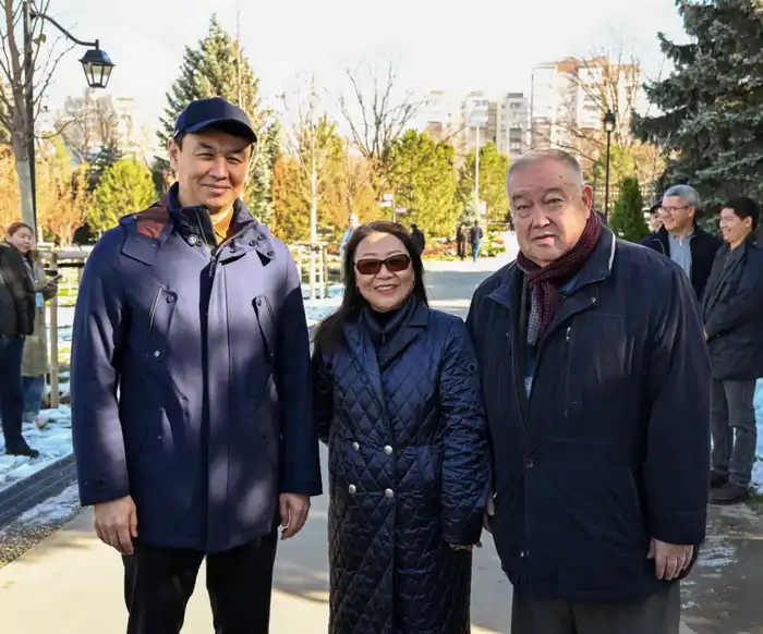 Дархан Сатыбалды посетил новый сквер в Алматы (4)