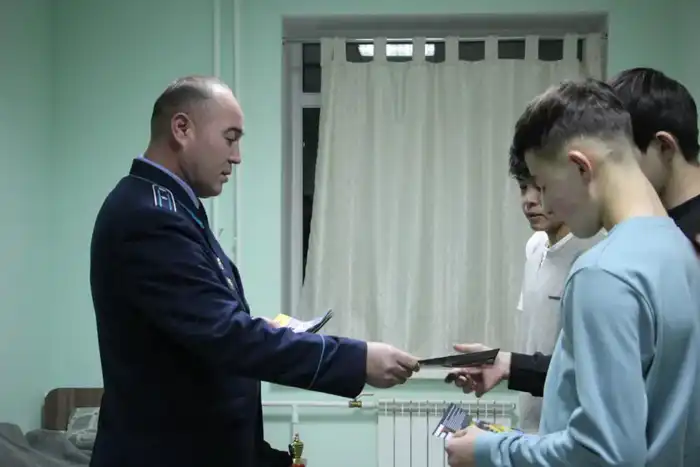 В ВКО полицейские провели рейды в студенческих общежитиях по профилактике наркомании (8)