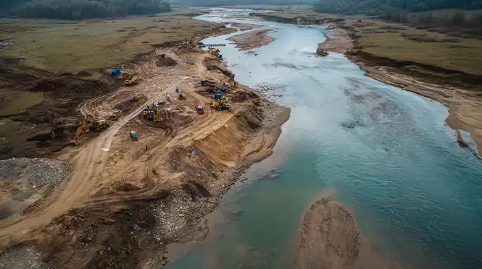 В Туркестанской области с помощью дрона выявлены случаи незаконной добычи песчано-гравийной смеси вдоль реки Курcай