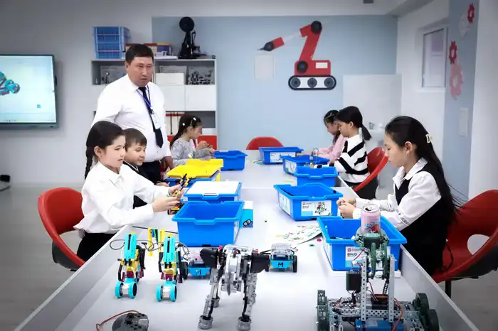 Наша задача — обеспечить детям качественное образование и доступ к передовым образовательным технологиям, создав равные условия школьной инфраструктуры в городах и селах — министр просвещения Жулдыз Сулейменова (3)