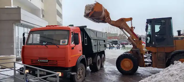 Почти 3 000 коммунальщиков задействованы в работах по уборке снега и наледи в столице (6)