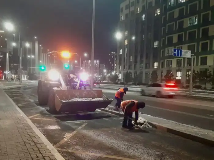 Более 2 700 дорожных рабочих заняты в снегоуборочных работах в Астане (4)
