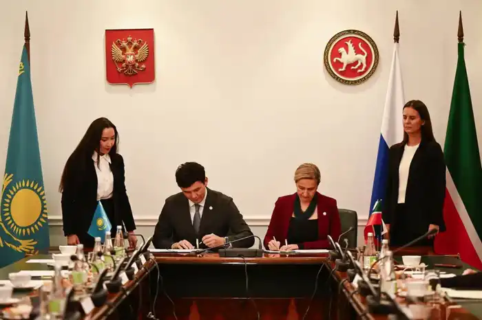 Делегация Северо-Казахстанской области во главе с Гауезом Нурмухамбетовым возложила цветы к памятнику великому казахскому писателю и мыслителю Абаю в городе Казань (5)