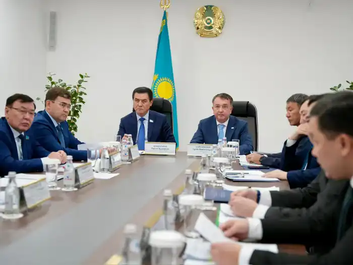 В Центре судебных экспертиз состоялась встреча Министра юстиции Ерлана Сарсембаева с депутатами Сената Парламента РК по вопросу развития судебно-экспертной деятельности и повышения качества экспертных услуг (4)