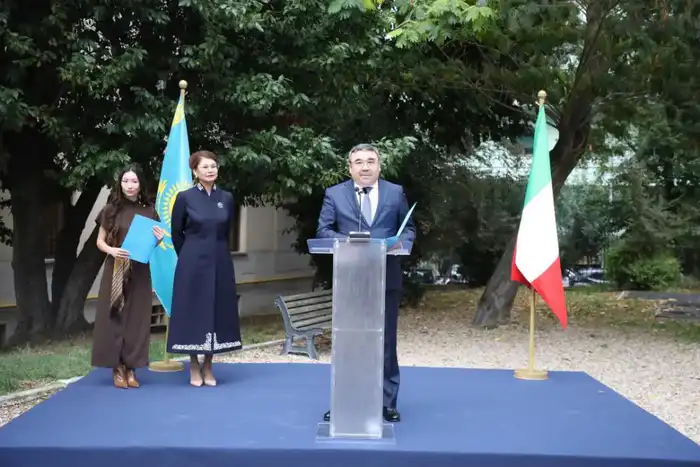 В Риме установлен бюст Абая (2)