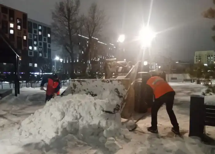 Более 1200 единиц спецтехники задействуют в снегоуборочных работах ночью в Астане (5)