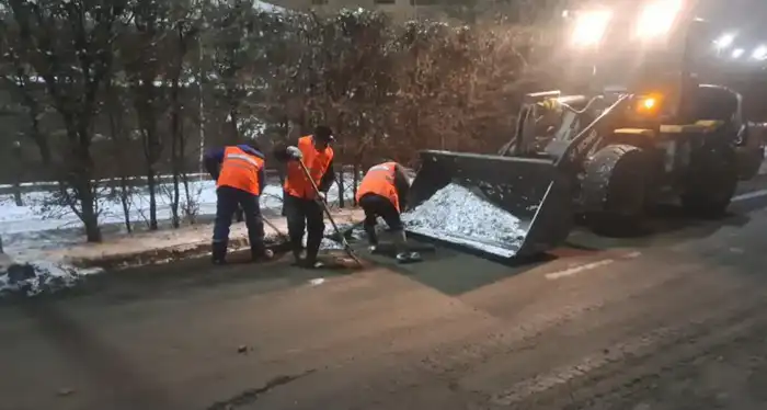 Свыше тысячи единиц спецтехники задействуют в снегоуборке ночью в Астане (2)
