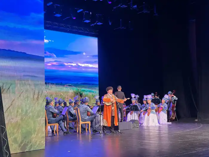 Делегация Северо-Казахстанской области во главе с Гауезом Нурмухамбетовым возложила цветы к памятнику великому казахскому писателю и мыслителю Абаю в городе Казань (8)