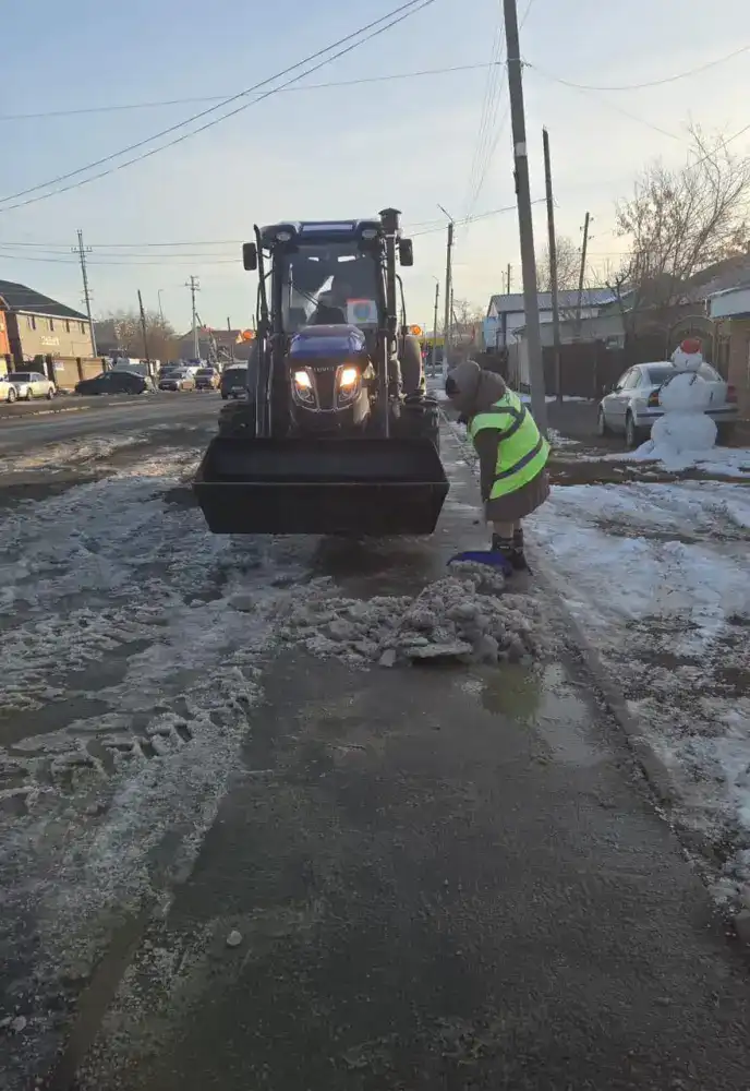 Более 2 800 дорожных рабочих задействованы в снегоуборочных работах в Астане (2)