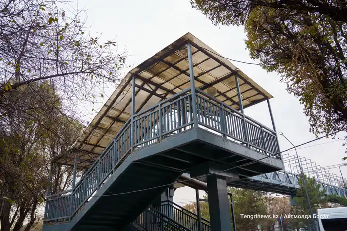 Надземный переход в Турксибском районе