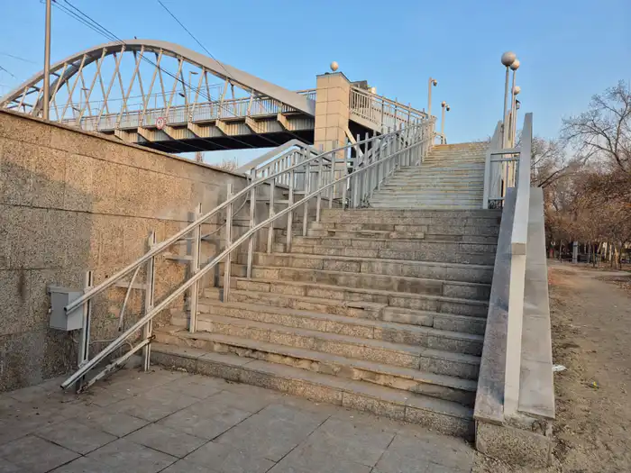 Надземный переход без пандуса в Жетысуском районе