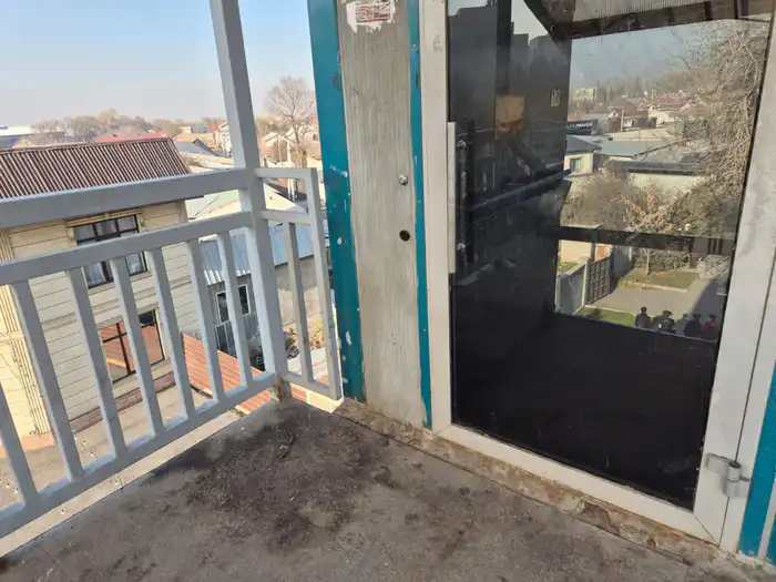 Вид надземного перехода в Медеуском районе Алматы