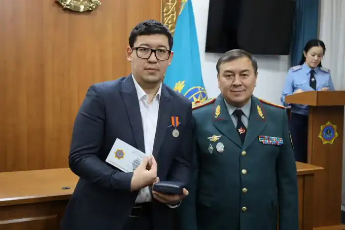 Житель столицы награждён за спасение человека, провалившегося под лёд (2)