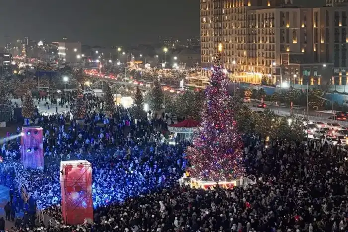 В Шымкенте зажгли огни главной новогодней ёлки города (5)