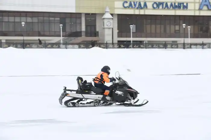 «Тонкий лед»: столичные спасатели напомнили горожанам правила безопасного поведения на льду (7)