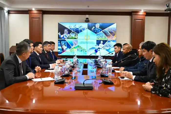 Ербол Мырзабосынов встретился с легендарным боксёром Роем Джонсом (9)