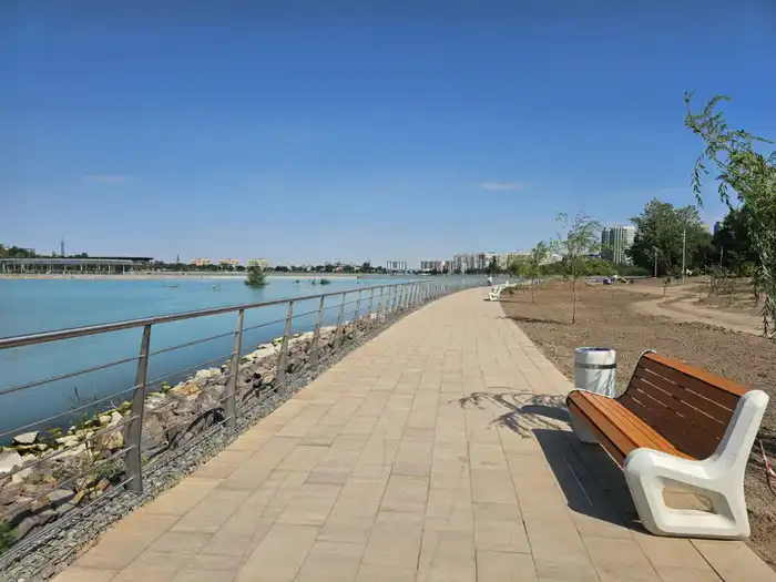 В Алматы понтонные мосты на Сайране ежегодно снимают на зиму из-за понижения уровня воды (3)