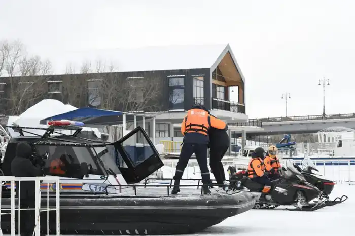 «Тонкий лед»: столичные спасатели напомнили горожанам правила безопасного поведения на льду (8)