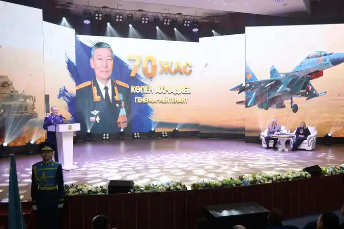 В Астане ветерана Сил воздушной обороны Копена Ахмадиева поздравили с юбилеем (3)