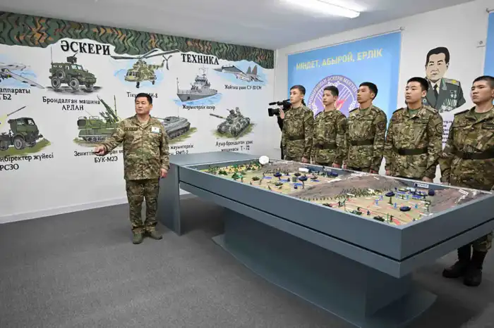 Глава государства посетил специализированную военную школу-интернат в Таразе (2)