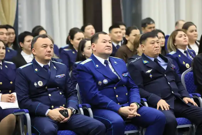 Аким области поздравил работников прокуратуры с профессиональным праздником (10)