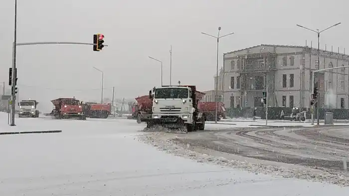 Свыше 1 тыс. единиц спецтехники задействовано в снегоуборочных работах днем в Астане (6)