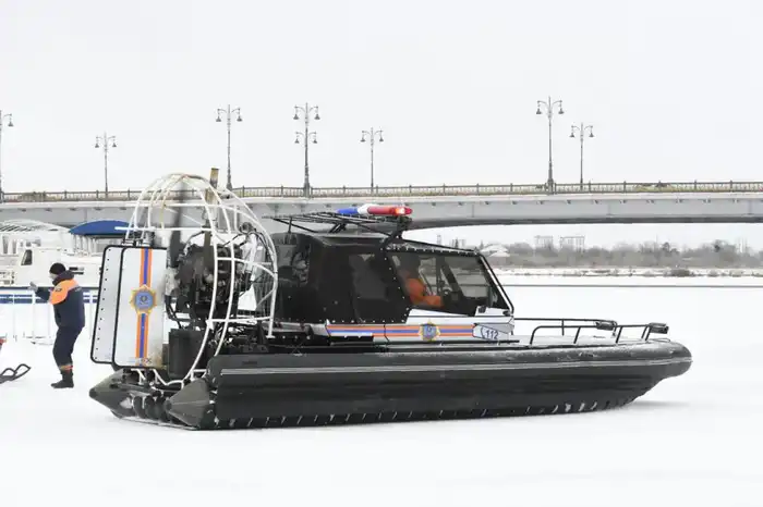 «Тонкий лед»: столичные спасатели напомнили горожанам правила безопасного поведения на льду (6)