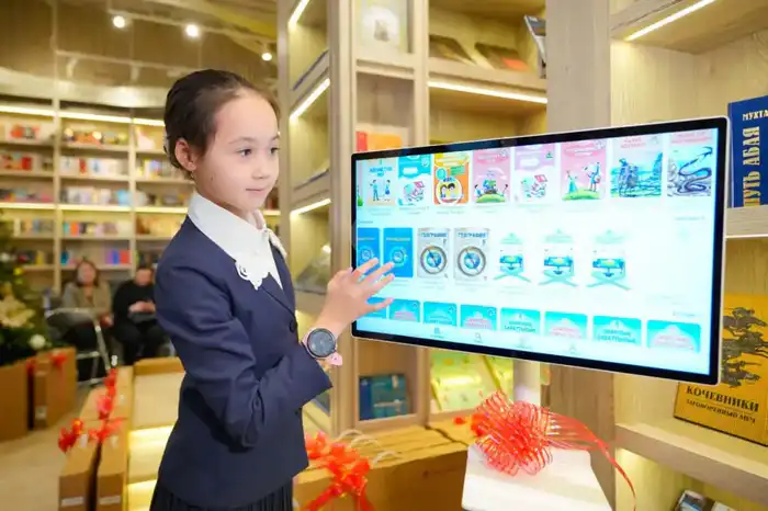 В Астане школам и библиотекам вручили цифровые учебные станции, работающие без интернета (10)