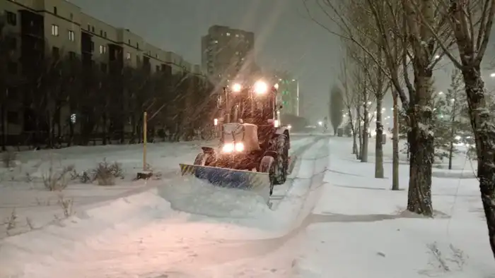 Тысяча единиц спецтехники задействована в снегоуборочных работах в Астане (5)