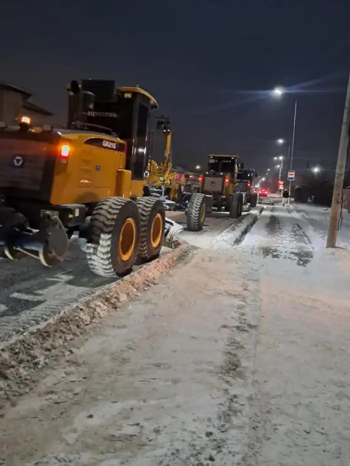 Более 1 200 единиц спецтехники задействованы в снегоуборке ночью в Астане (3)