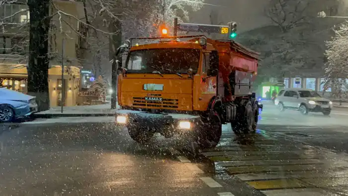 Коммунальные службы Алматы продолжают уборку города после снегопада (4)