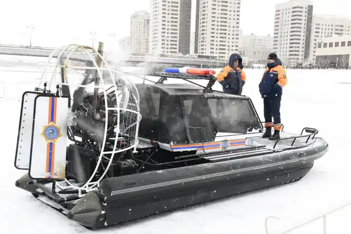 «Тонкий лед»: столичные спасатели напомнили горожанам правила безопасного поведения на льду (2)