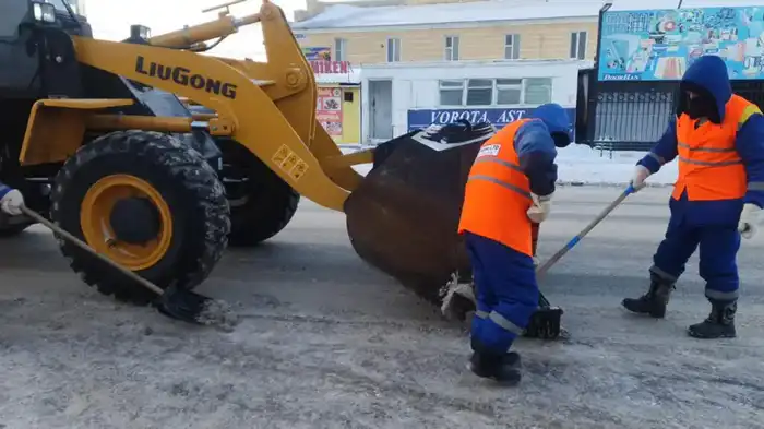 Свыше 1 400 единиц спецтехники задействованы в снегоуборочных работах и посыпке тротуаров техсолью в Астане (5)