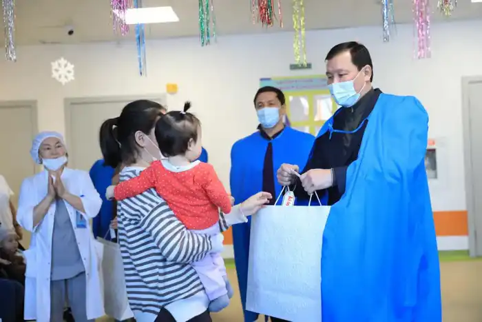 Асхат Шахаров поздравил детей с Новым годом в социальном центре и детской больнице (10)