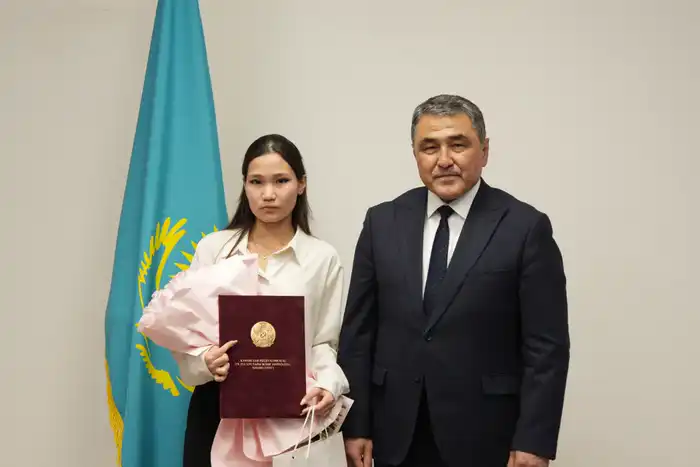 Школьница заключила меморандум с Министерством водных ресурсов и ирригации: министр Нуржан Нуржигитов встретился с автором научной разработки для сбора воды из воздуха (7)