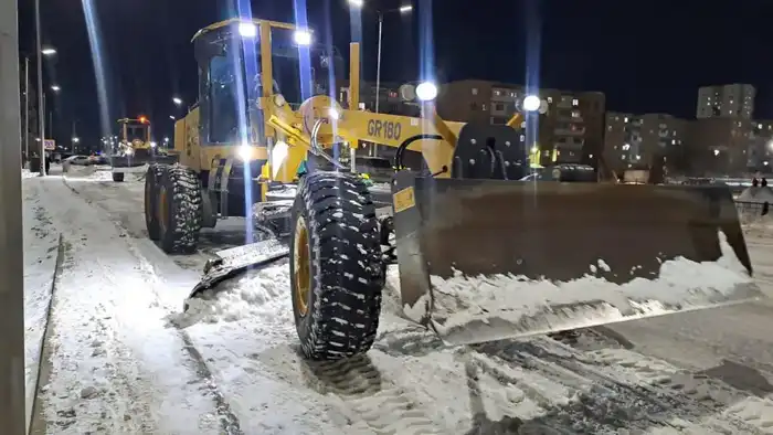 Более 1 200 единиц спецтехники задействованы в снегоуборочных работах в Астане в ночную смену (2)