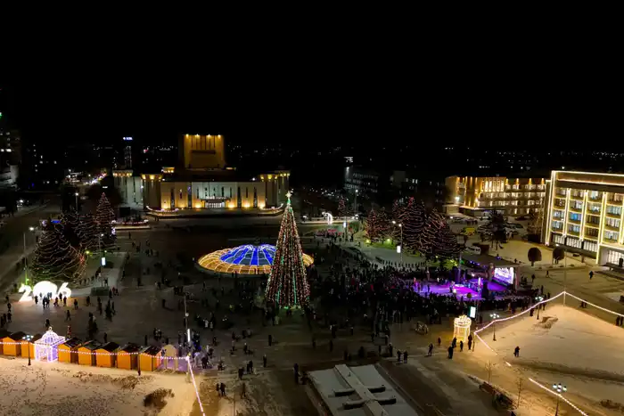 В Семее зажгли огни новогодней елки (6)