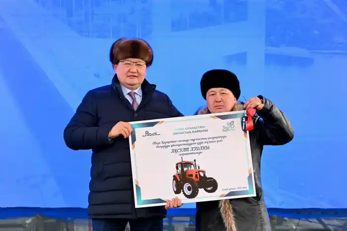 Победителям областного конкурса «Үлгілі ауыл» вручены 20 тракторов (5)