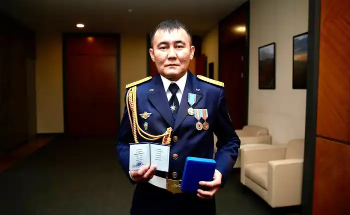 Пожарный МЧС награжден государственной наградой (3)