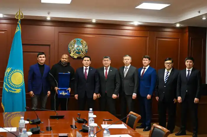 Ербол Мырзабосынов встретился с легендарным боксёром Роем Джонсом (2)