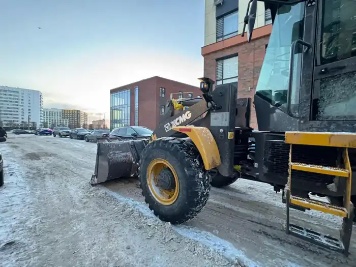 Свыше 1 400 единиц спецтехники задействованы в снегоуборочных работах и посыпке тротуаров техсолью в Астане (7)