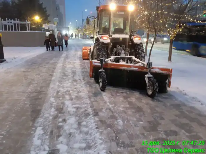 Более 3 000 дорожных рабочих и около 1 500 единиц спецтехники задействованы в снегоуборочных работах в Астане (9)
