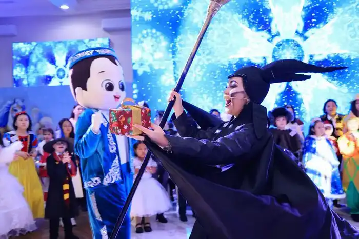 200 детей поздравили в Карагандинской области на Президентской ёлке (6)