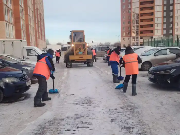 Более 3 000 дорожных рабочих задействованы в снегоуборочных работах в Астане (5)