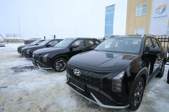 В селе Кендерли открыли новое здание акимата, вручили служебные автомобили (2)
